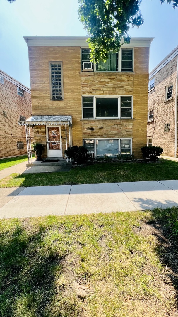 a view of house with yard and street