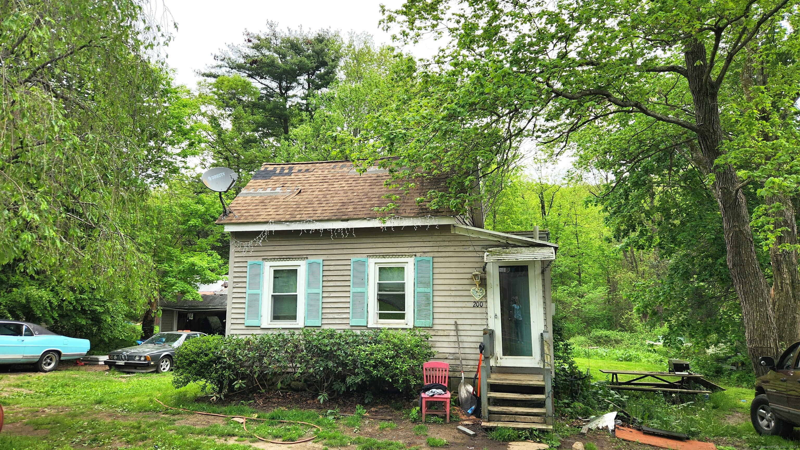 a view of a house with a yard