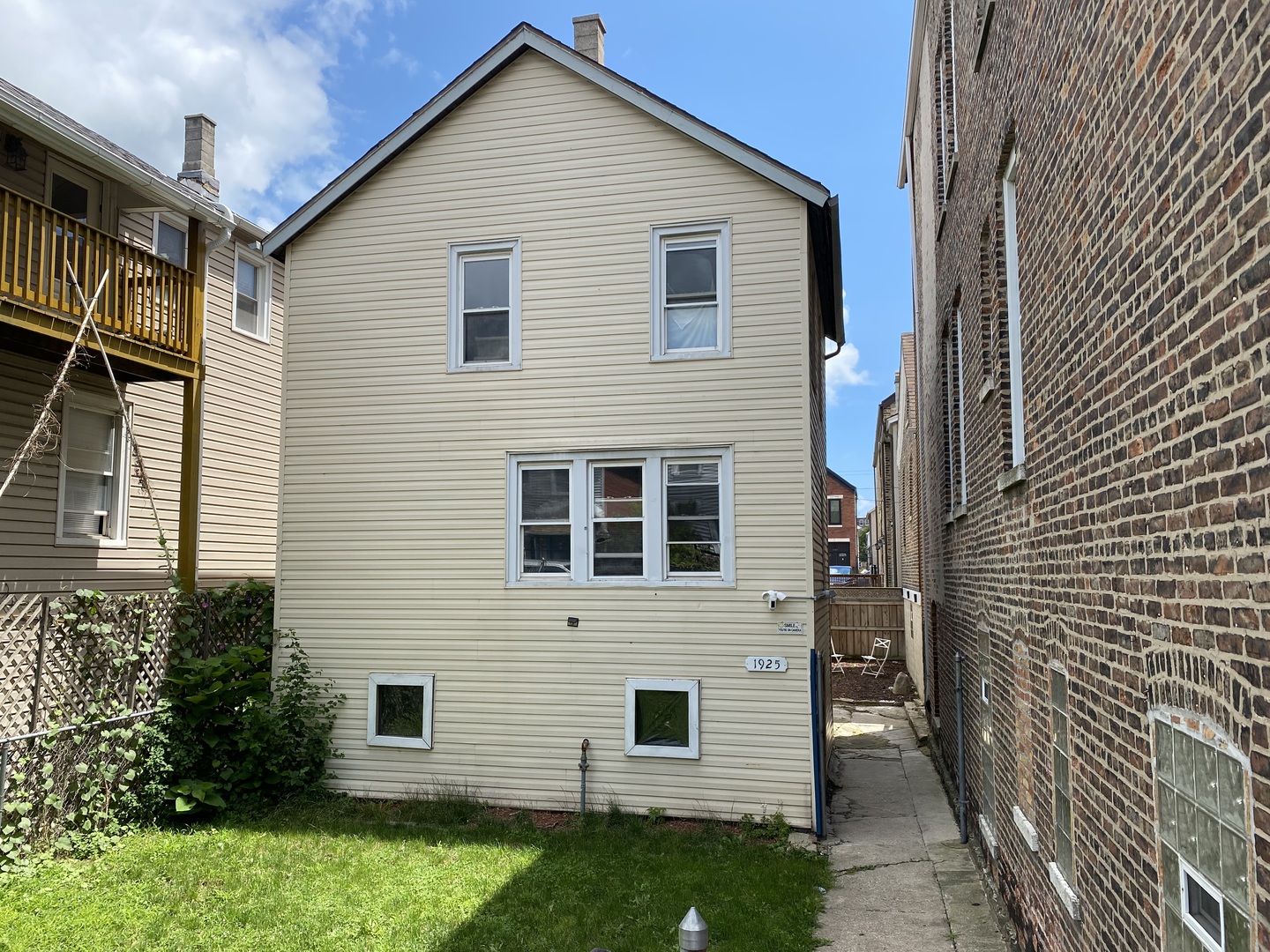 a view of a house with backyard