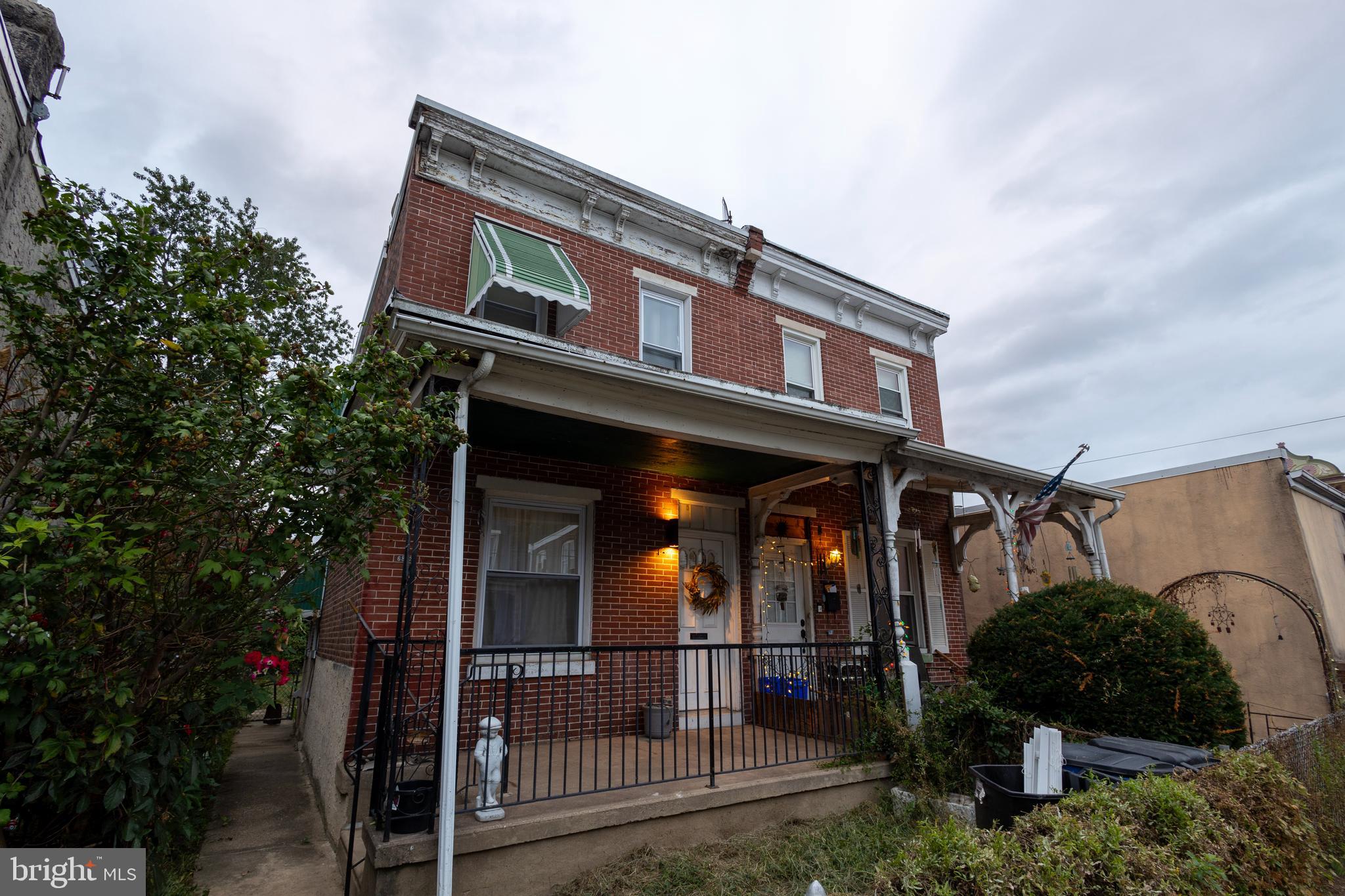 a view of a house with a small yard and plants