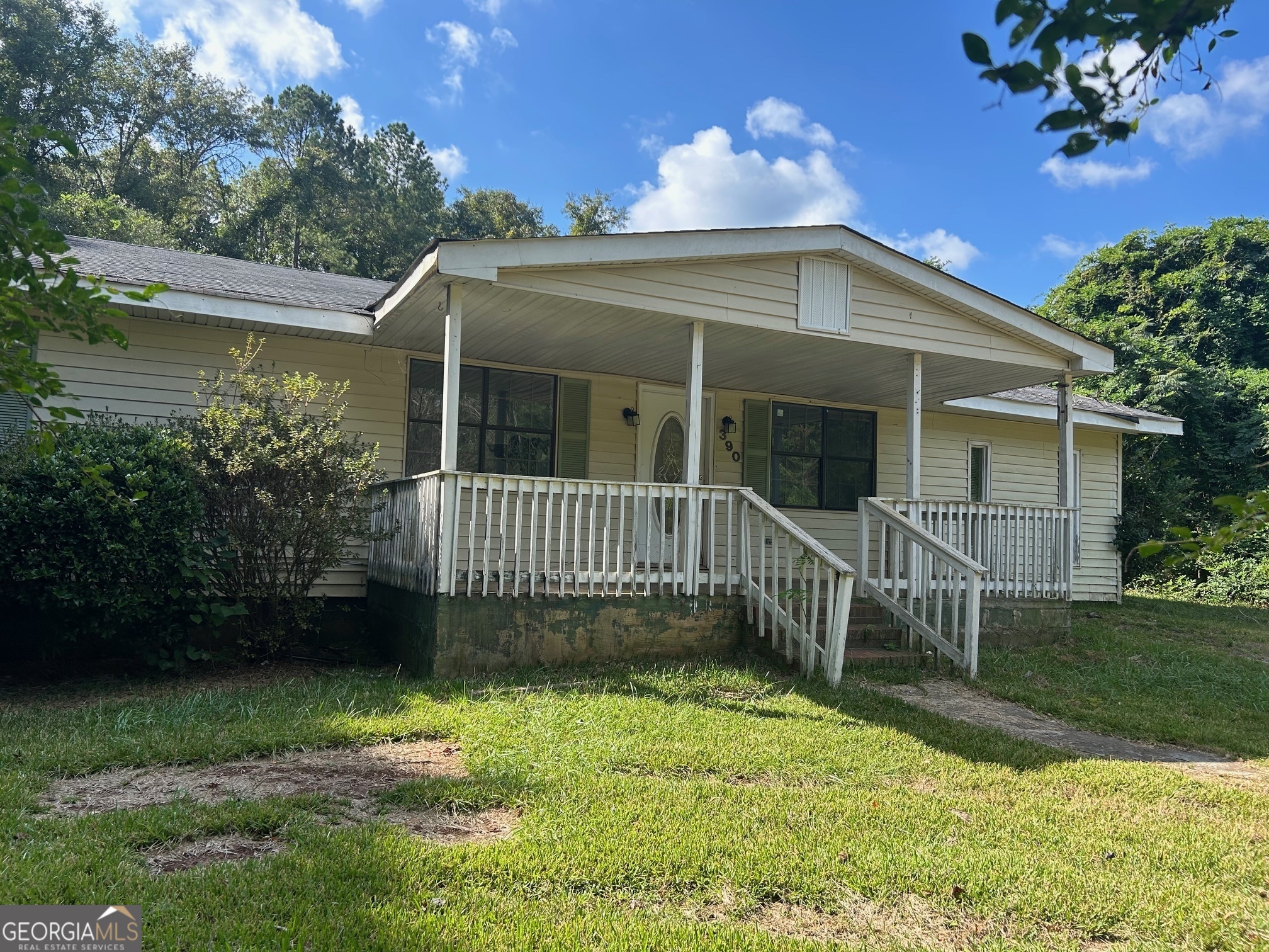 a view of a house with a yard