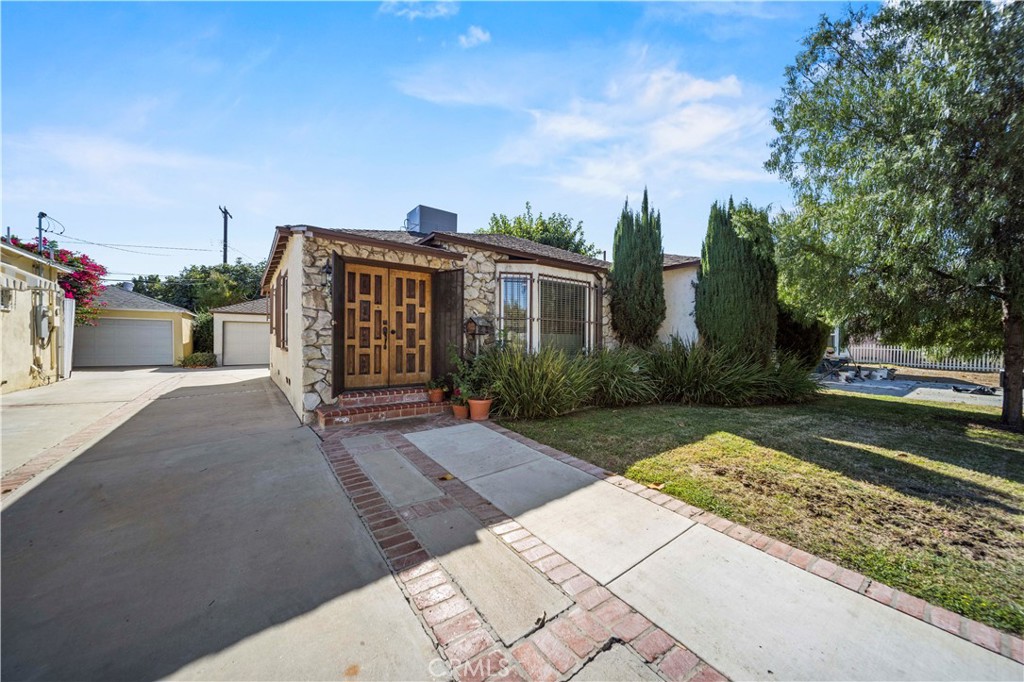 a view of a house with a yard