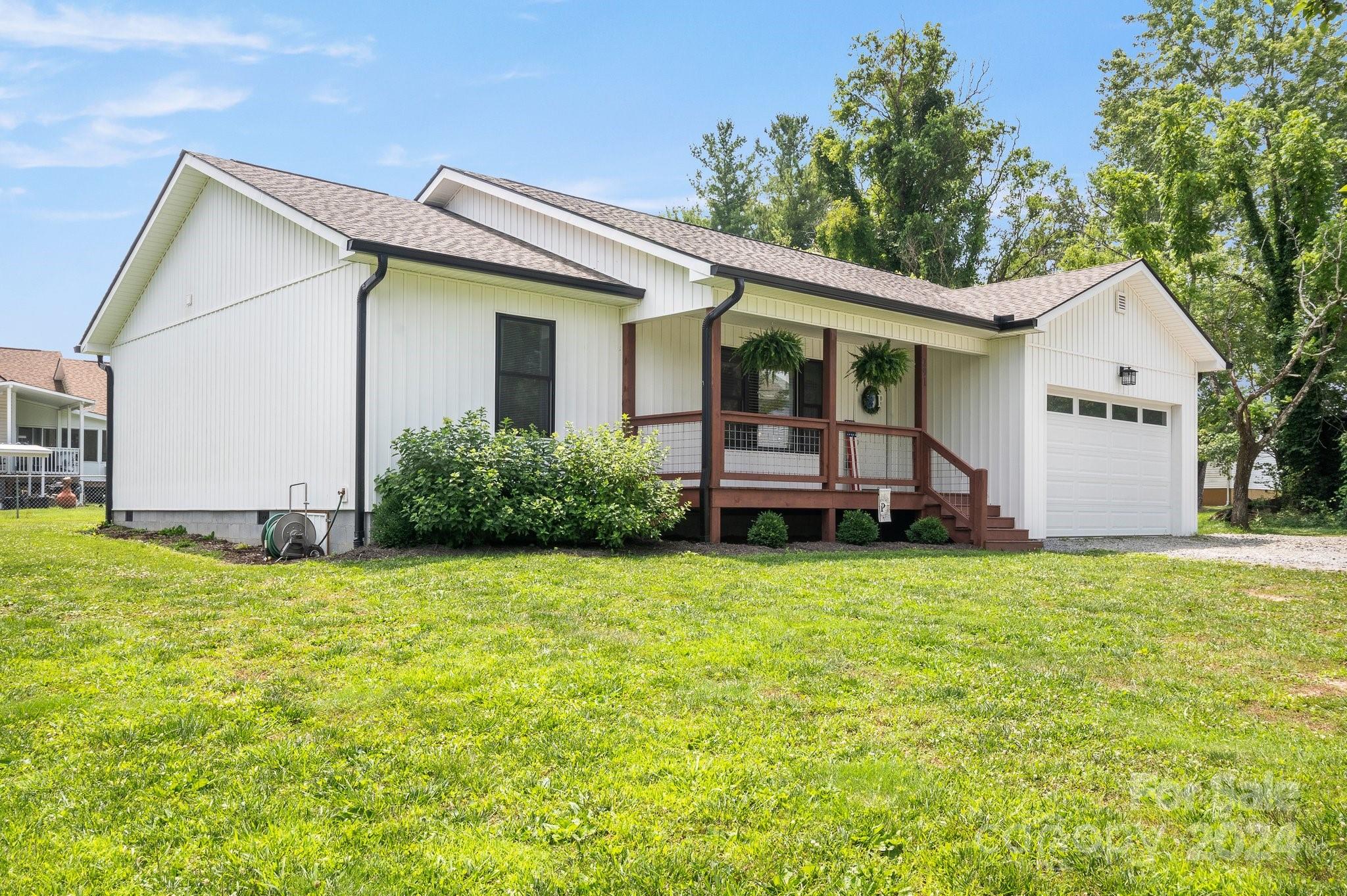 a view of a house with backyard and garden