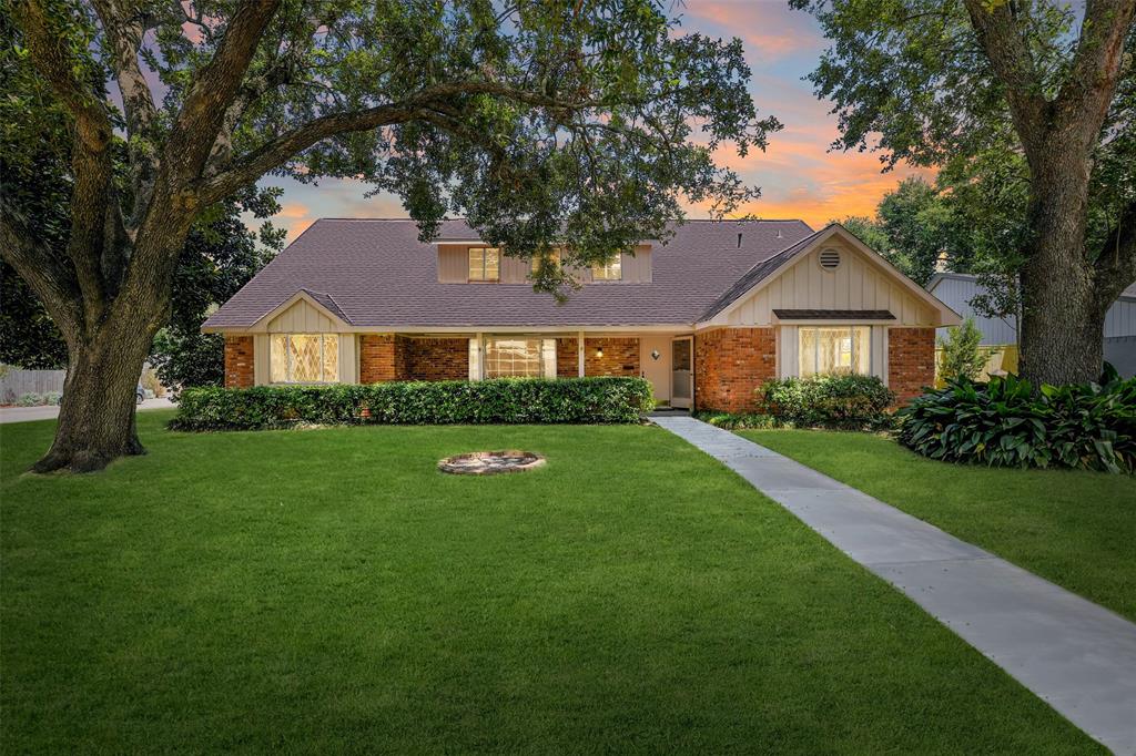 a view of an house with backyard space and garden