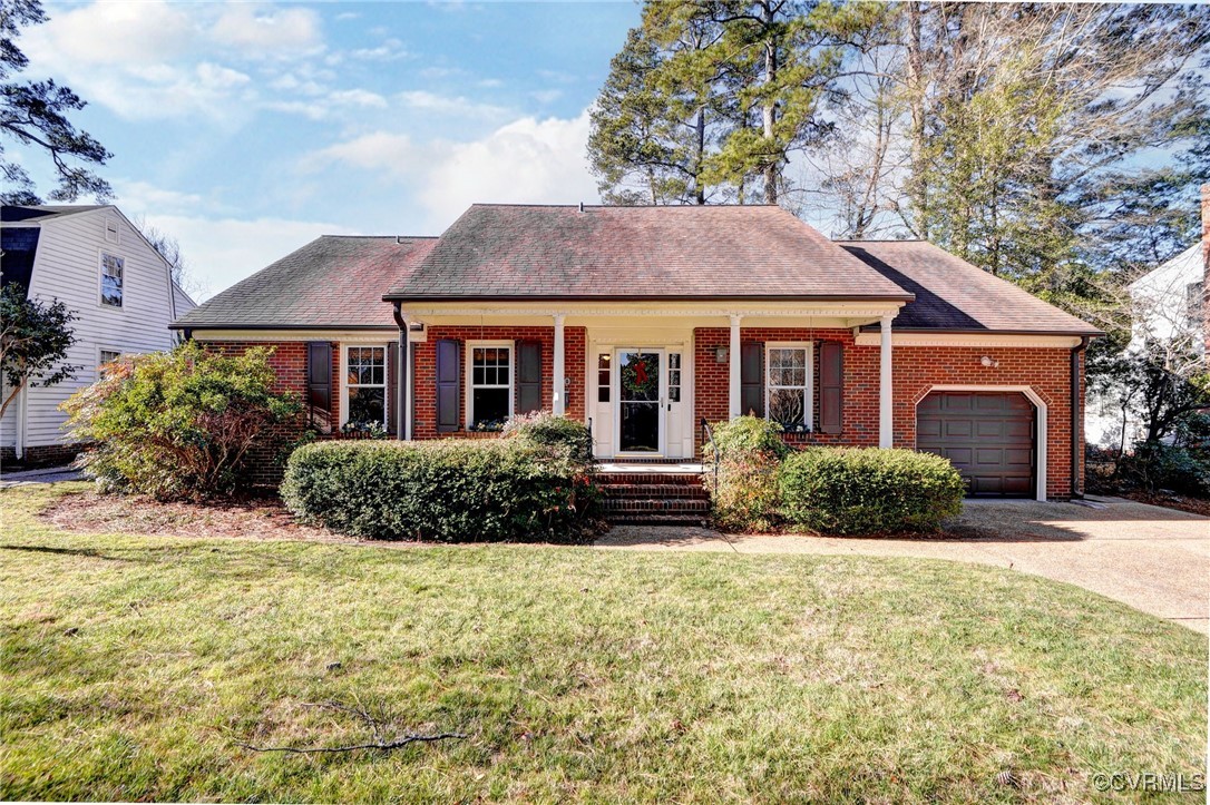 View of front of property featuring a front lawn,