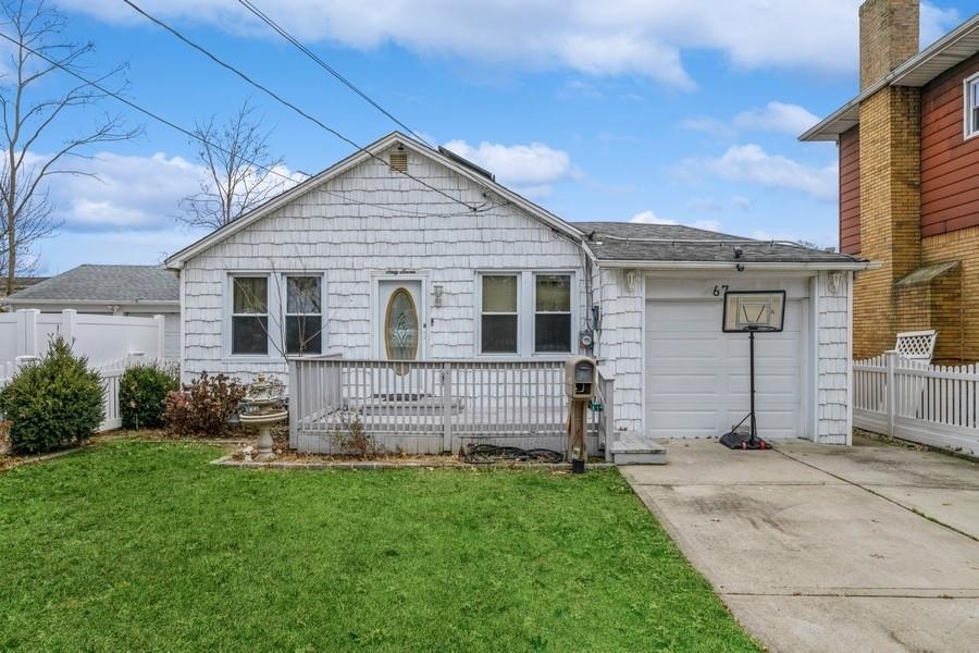 Ranch-style house with a front yard