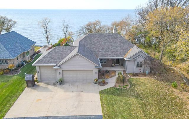 $899,900 | 535 Lake Breeze Drive | Stockbridge