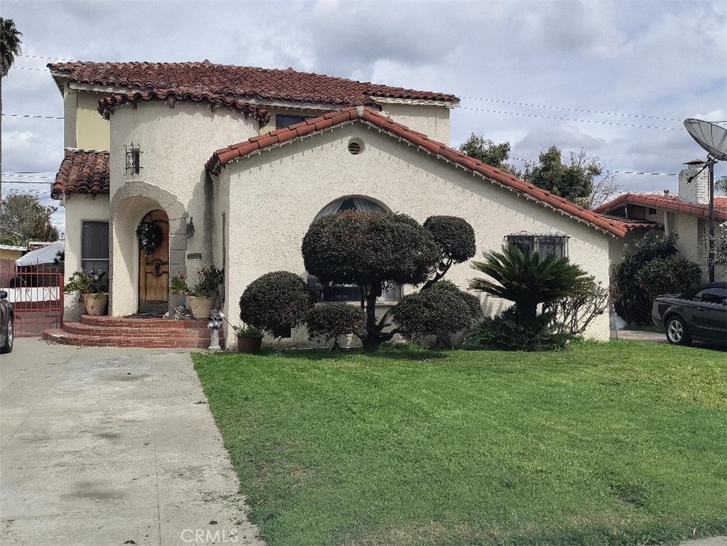 a view of a house with backyard