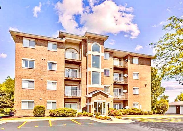 $2,299 | 941 North Swift Road, Unit 104 | Addison