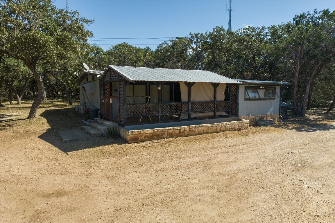 a view of a backyard