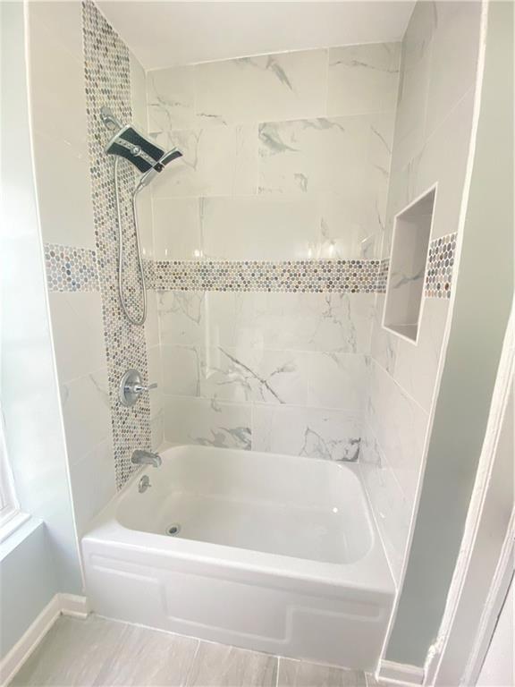 Bathroom featuring tiled shower / bath combo