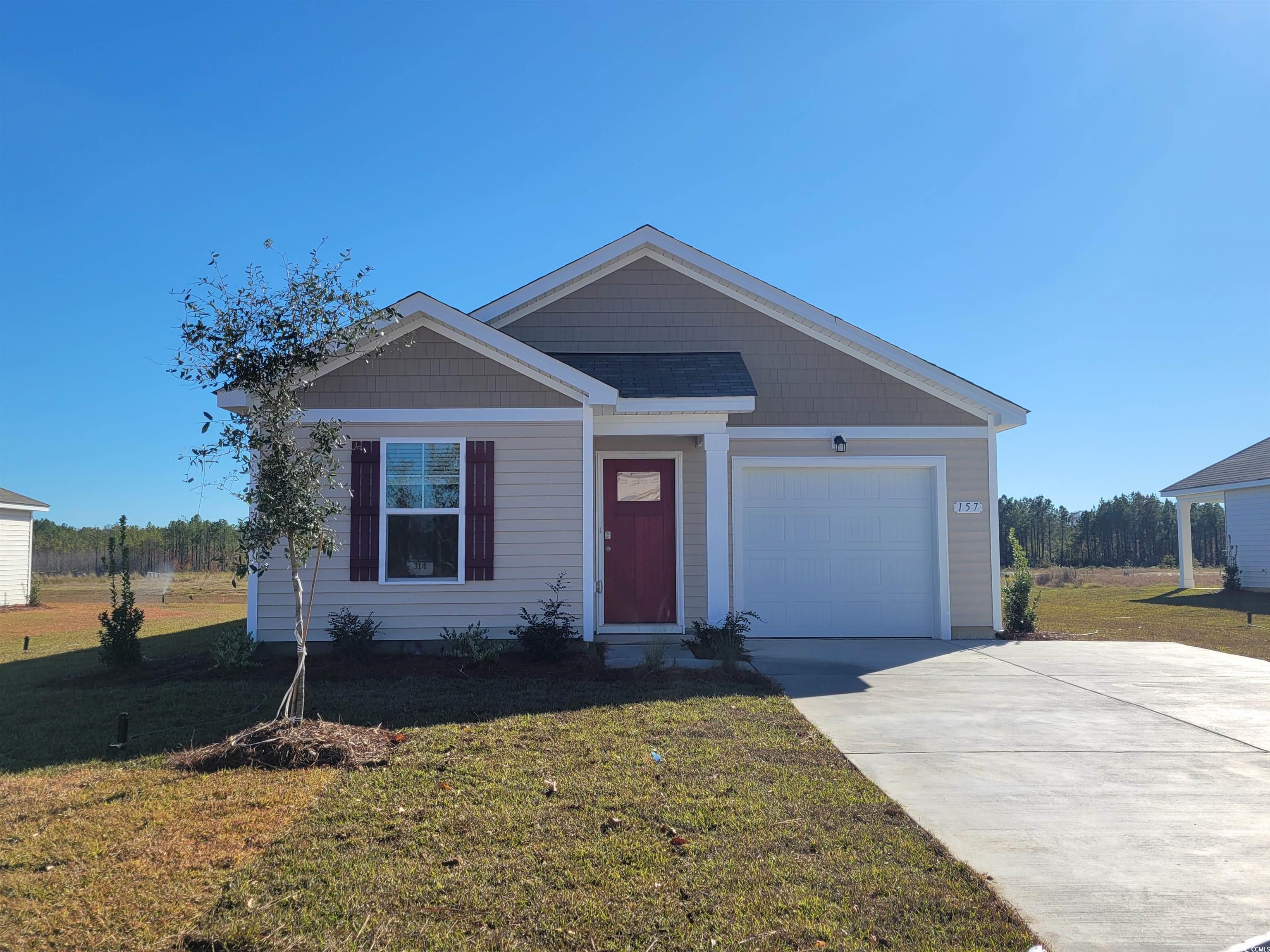 View of front facade featuring a front yard and a