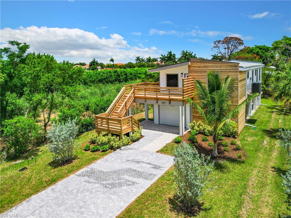 a view of a house with a backyard