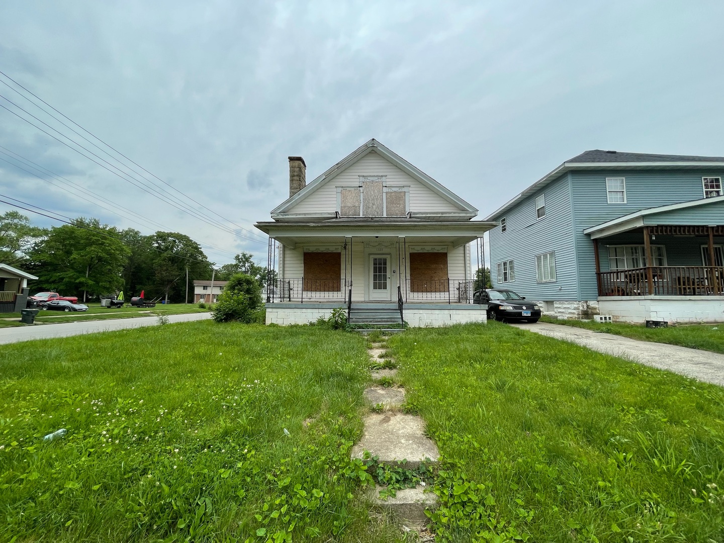 a view of a house with backyard and porch