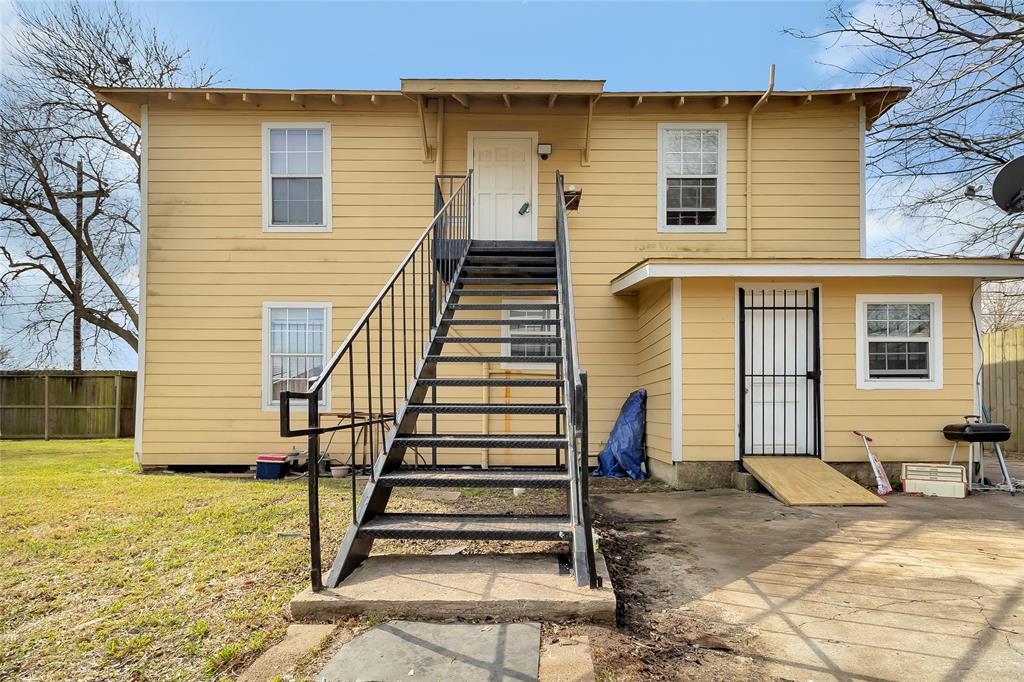 Welcome home to 4233 Dupont Street located in the community of Belmont and zoned to Houston ISD.