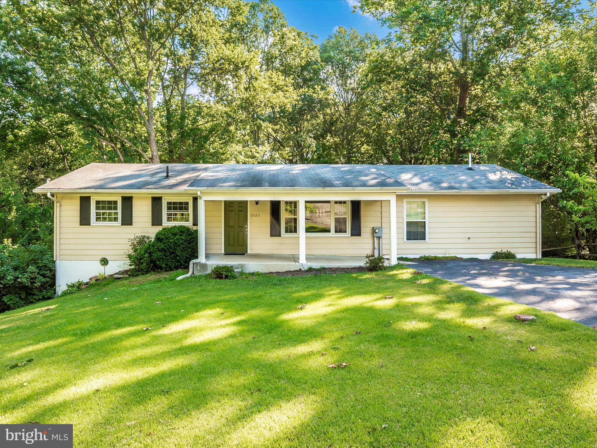 a view of a house with a backyard