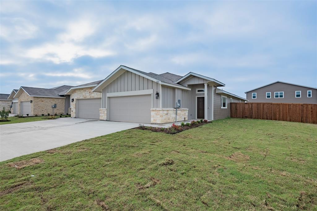 a view of a house with backyard and garden