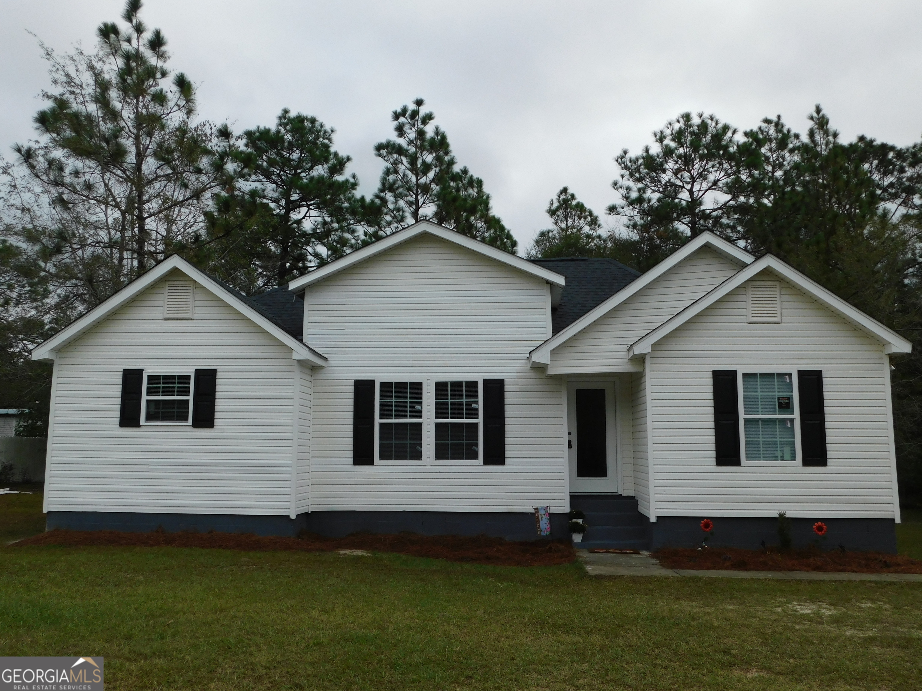 a view of a house with a yard