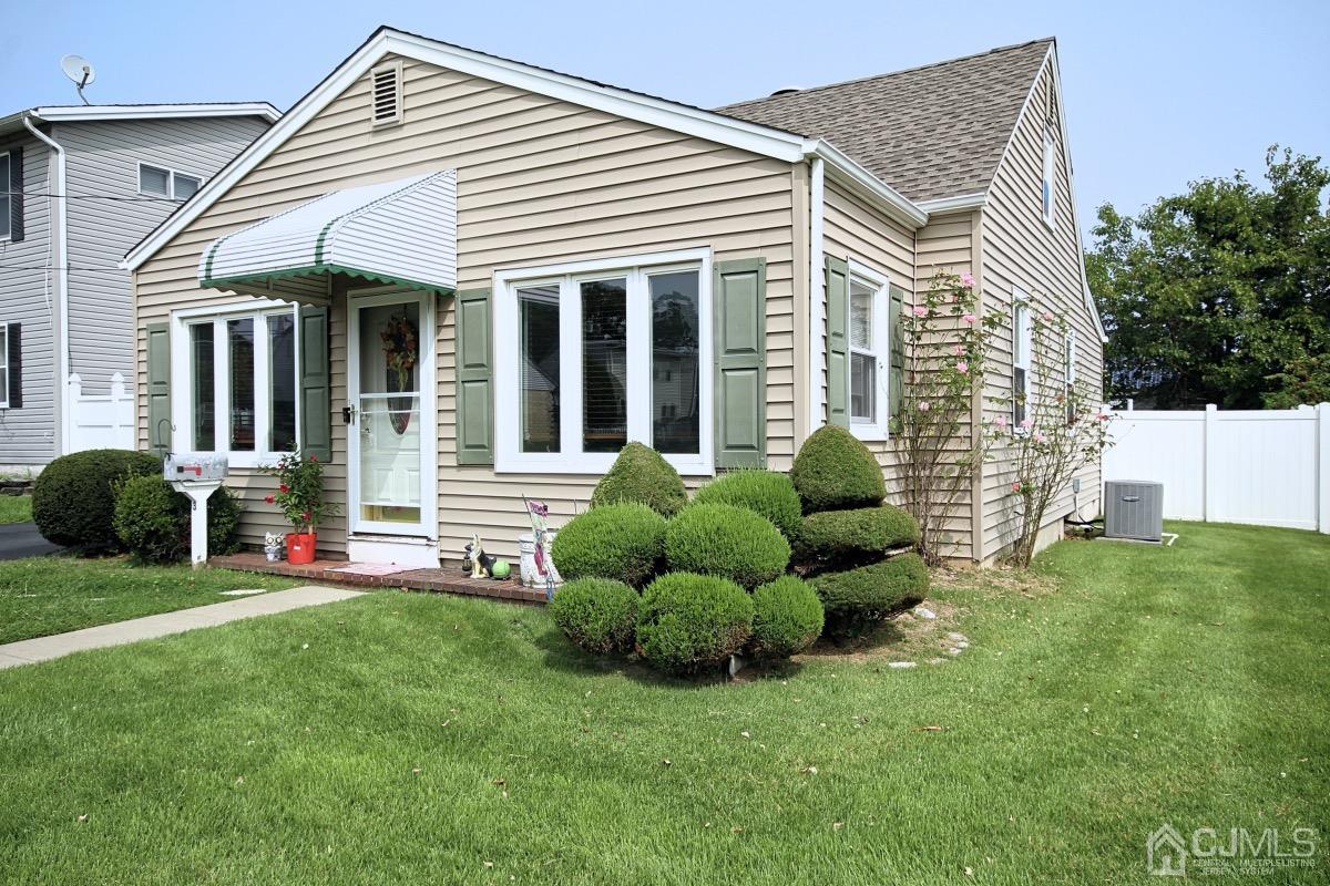 a view of a house with a backyard