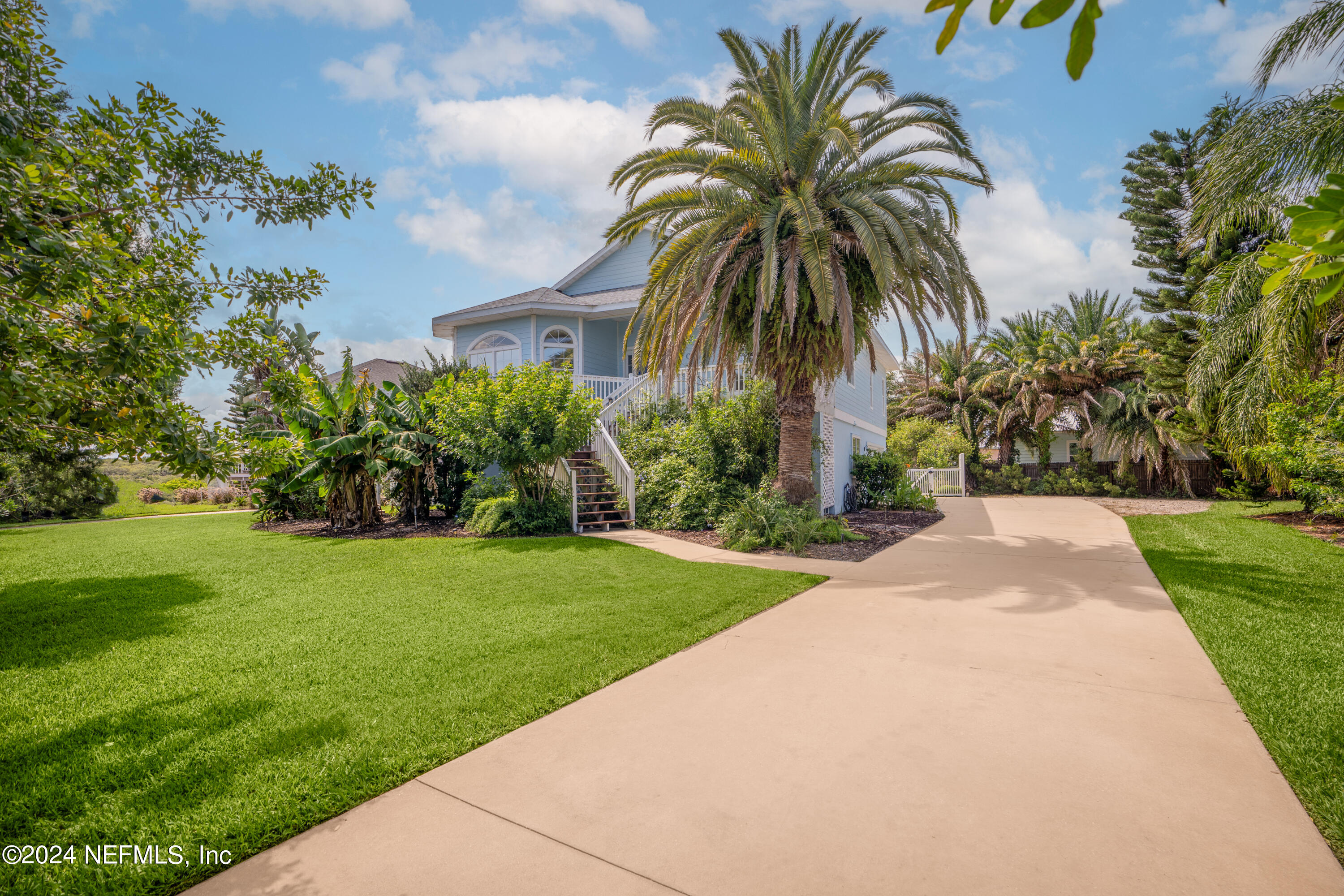 a view of a backyard