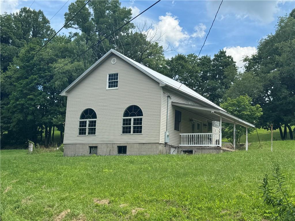 a view of a house with backyard and garden