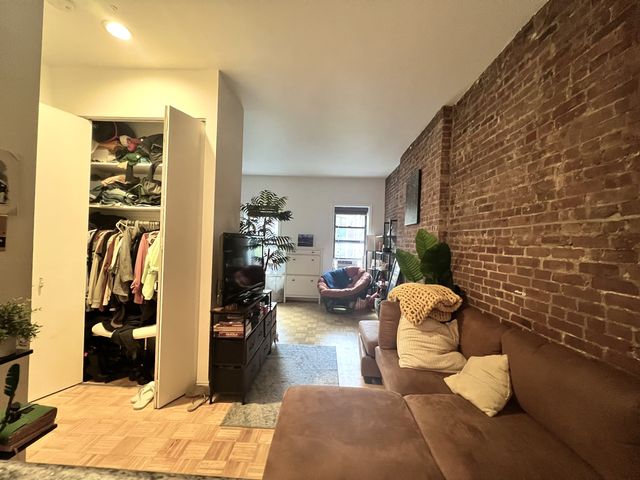 $2,650 | 326 West 47th Street, Unit 5C | Hell's Kitchen