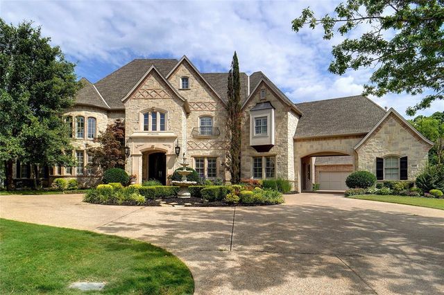 Homes for Sale with a Garage in The Villas At Oak Pointe Colleyville ...