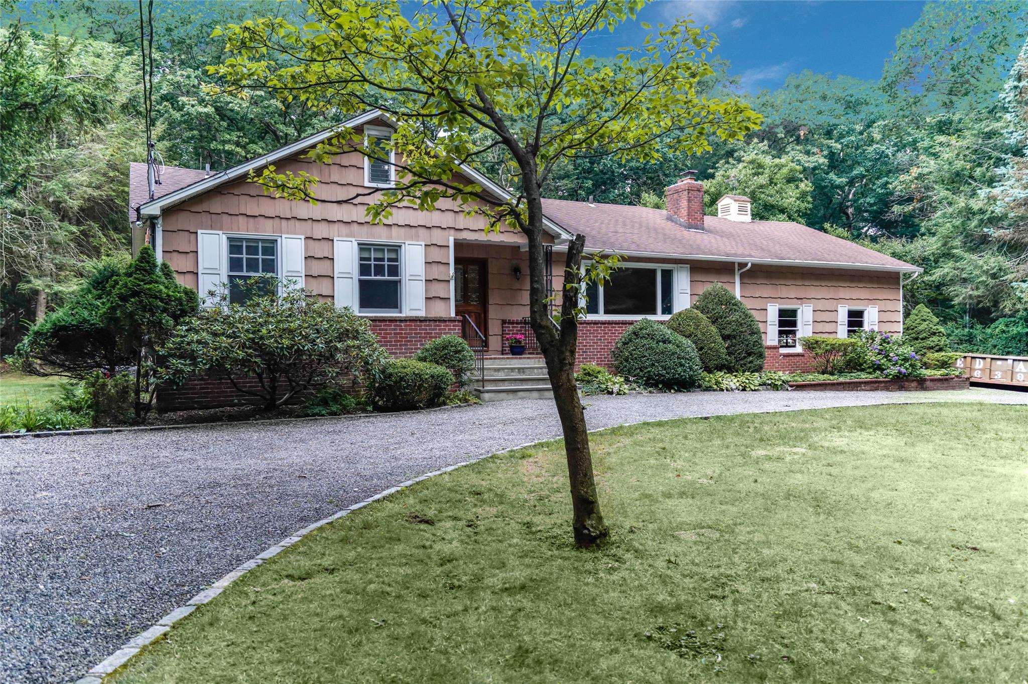 View of front facade featuring a front lawn