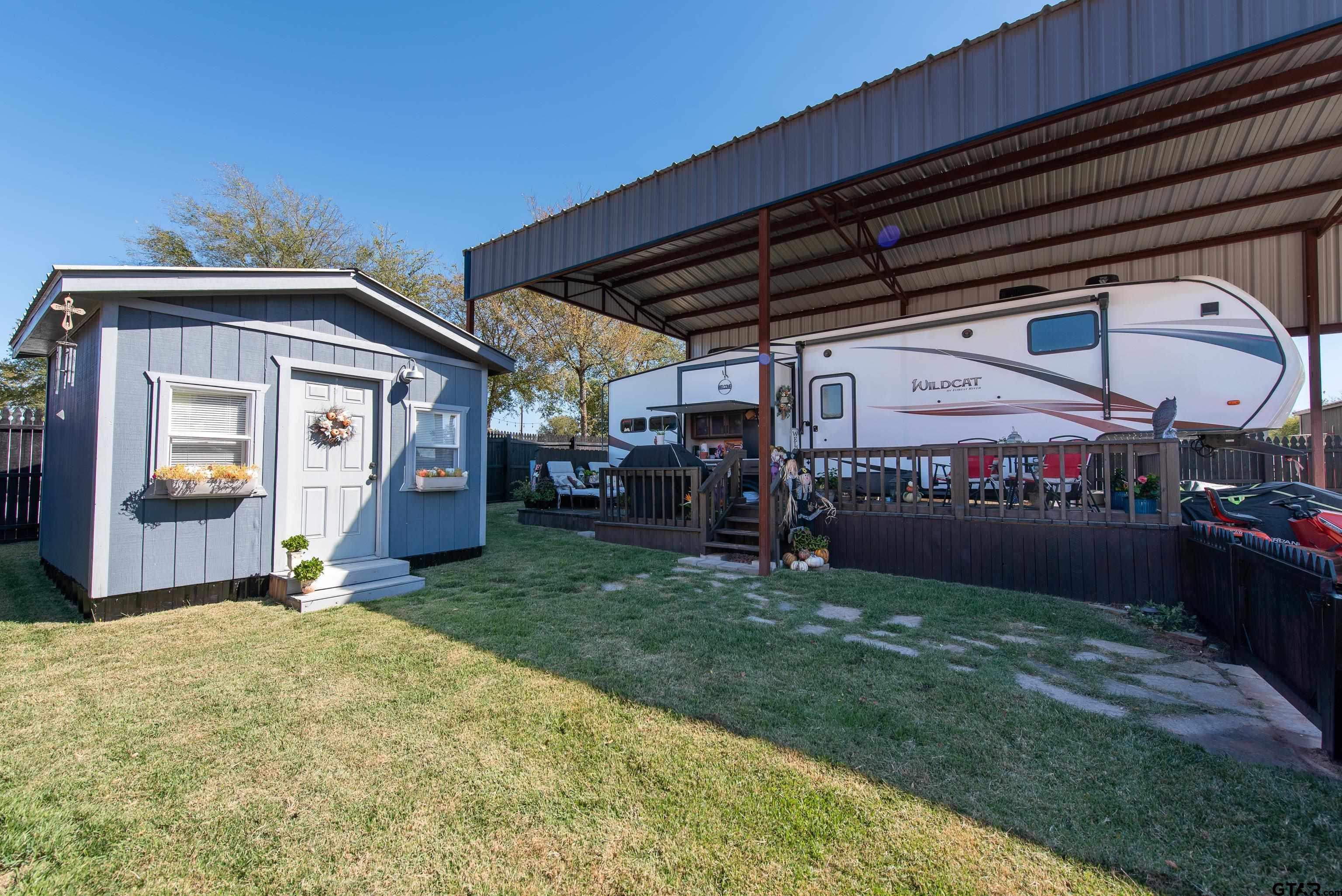 a view of a backyard