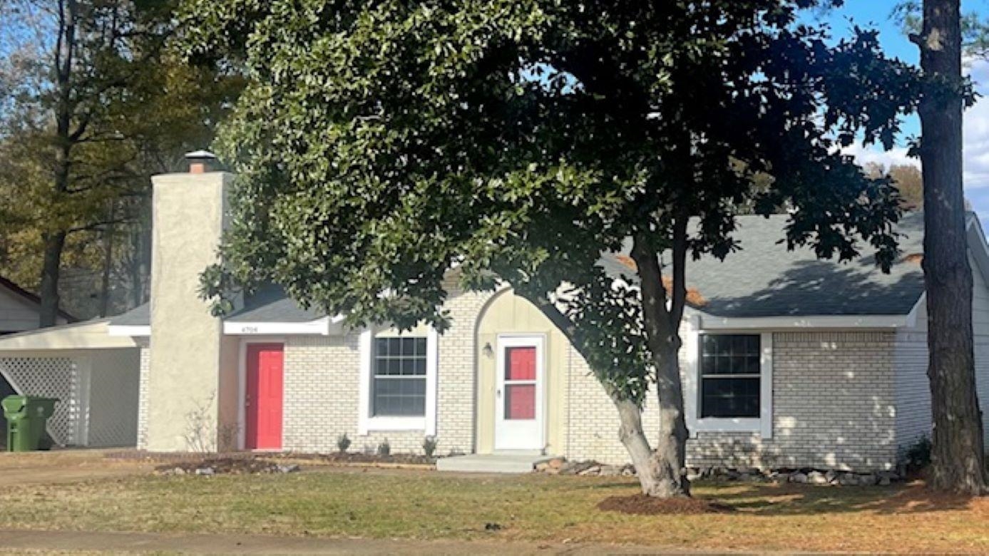 a front view of house with yard