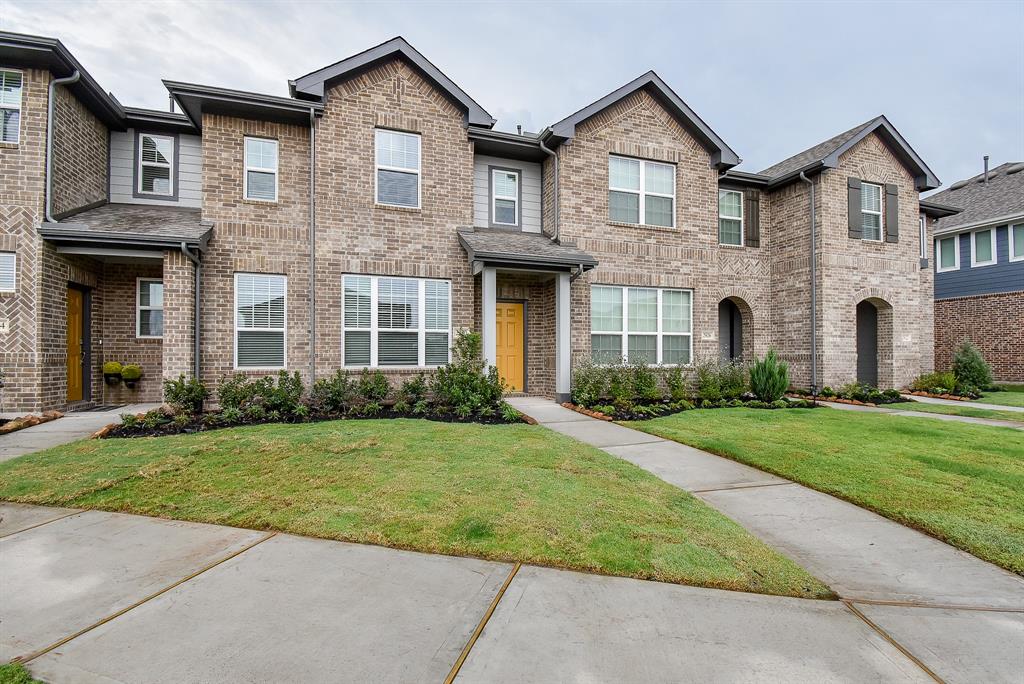 What a lovely place to call your new RENTAL home at 2930 Scanlan Meadow, Building 19, Missouri City, TX, in the master planned Sienna Townhomes at Parkway Place community.