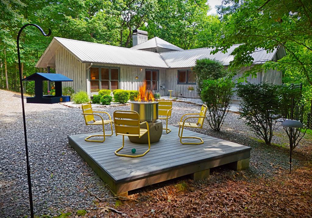 a view of the sitting area with furniture