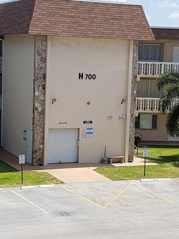 $1,400 | 700 Village Green Court, Unit 216 | Palm Springs Village