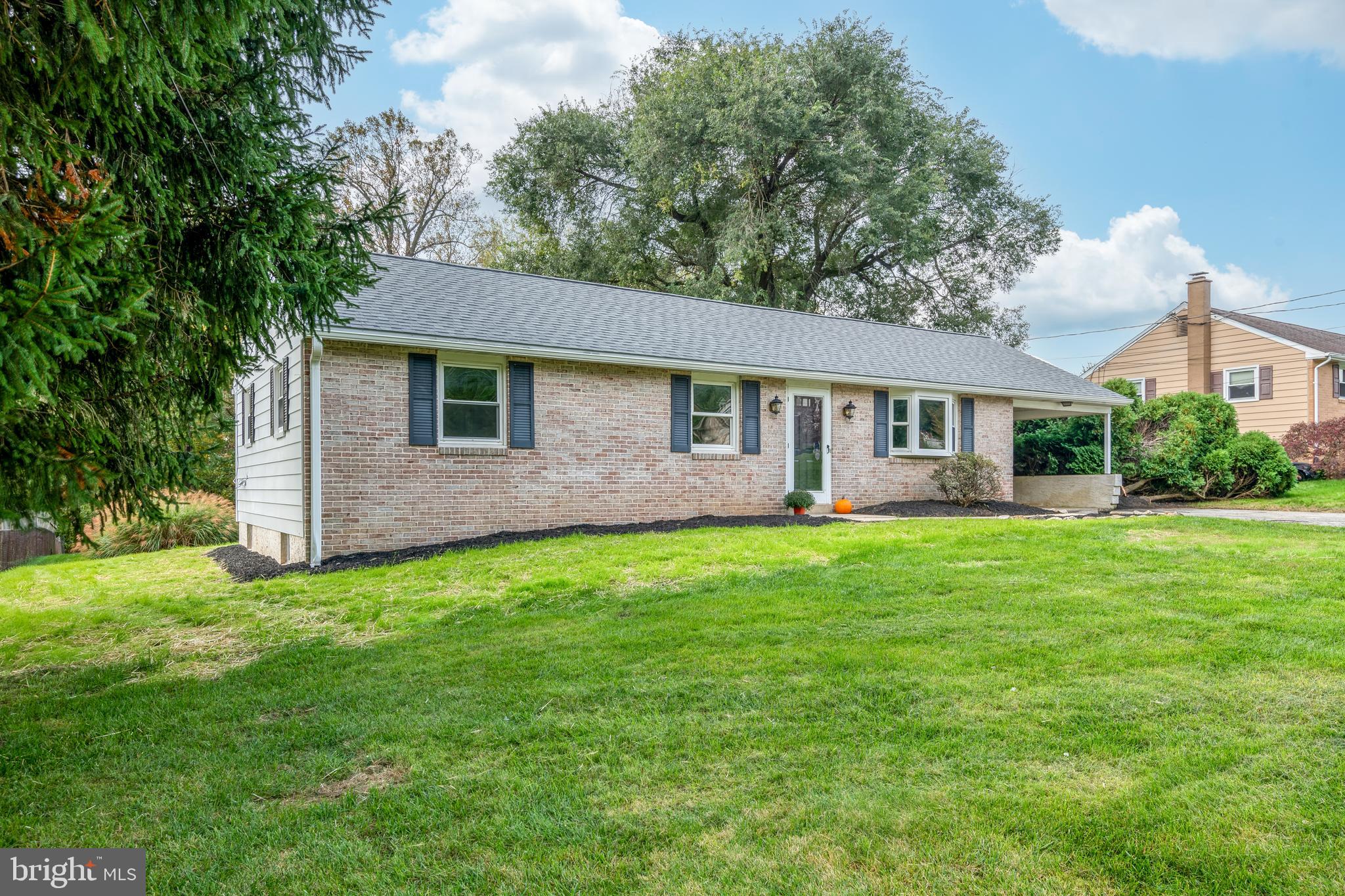 a view of a house with backyard and garden