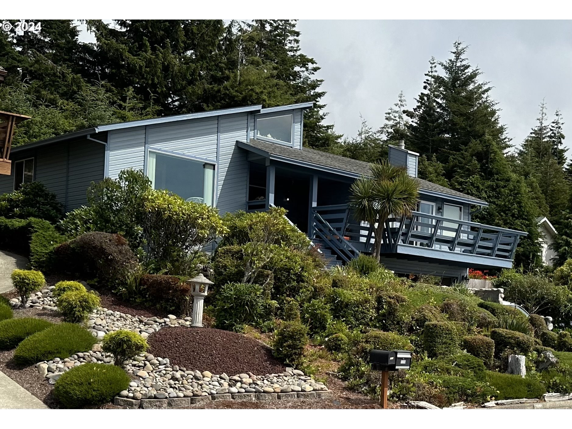 a view of a backyard with garden