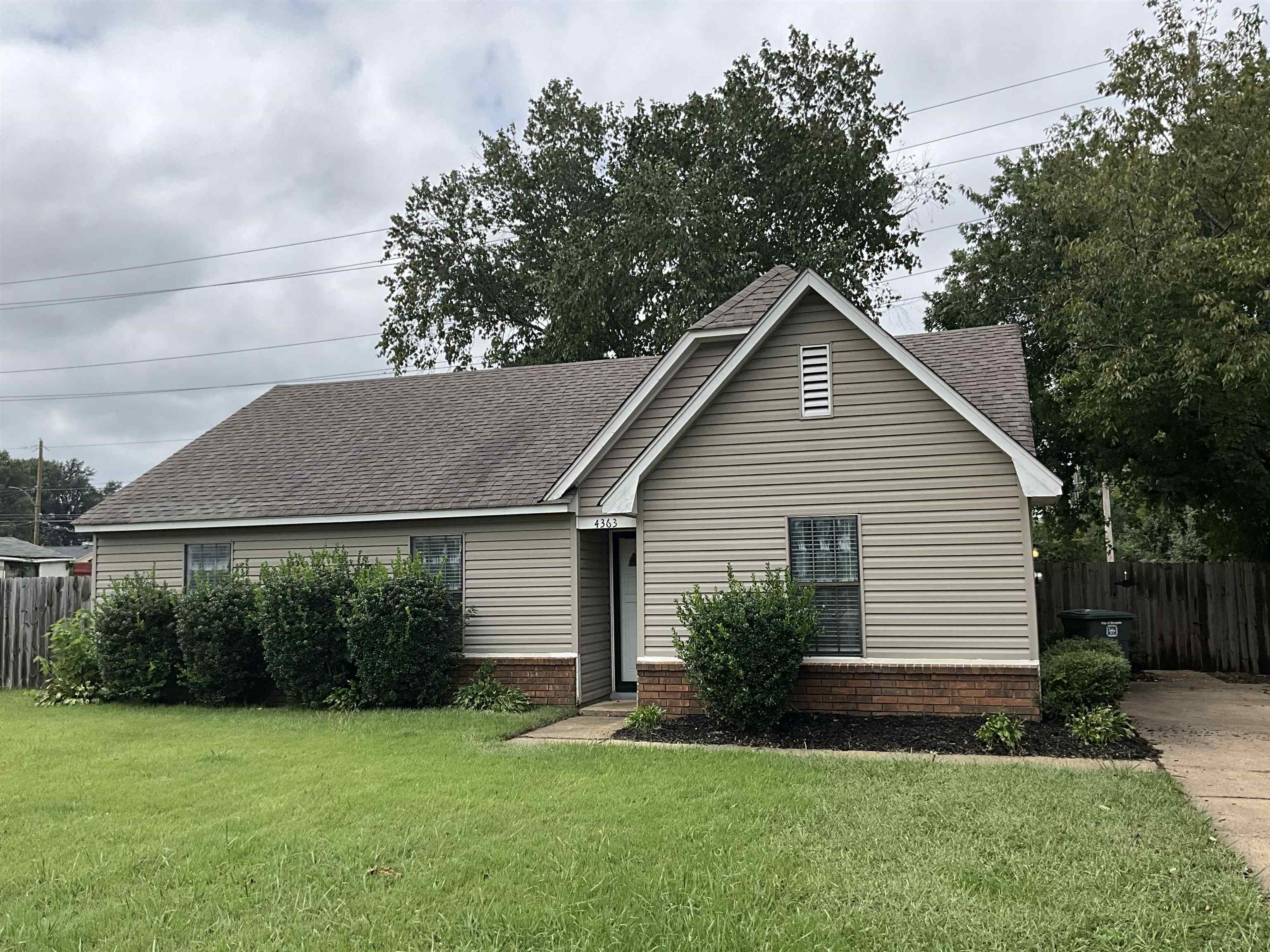 View of front of home featuring a front yard