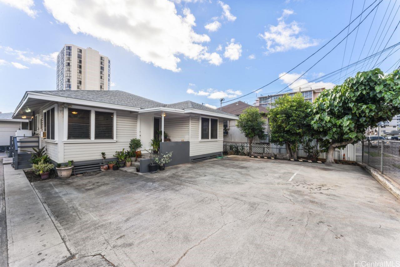 a view of a house with backyard