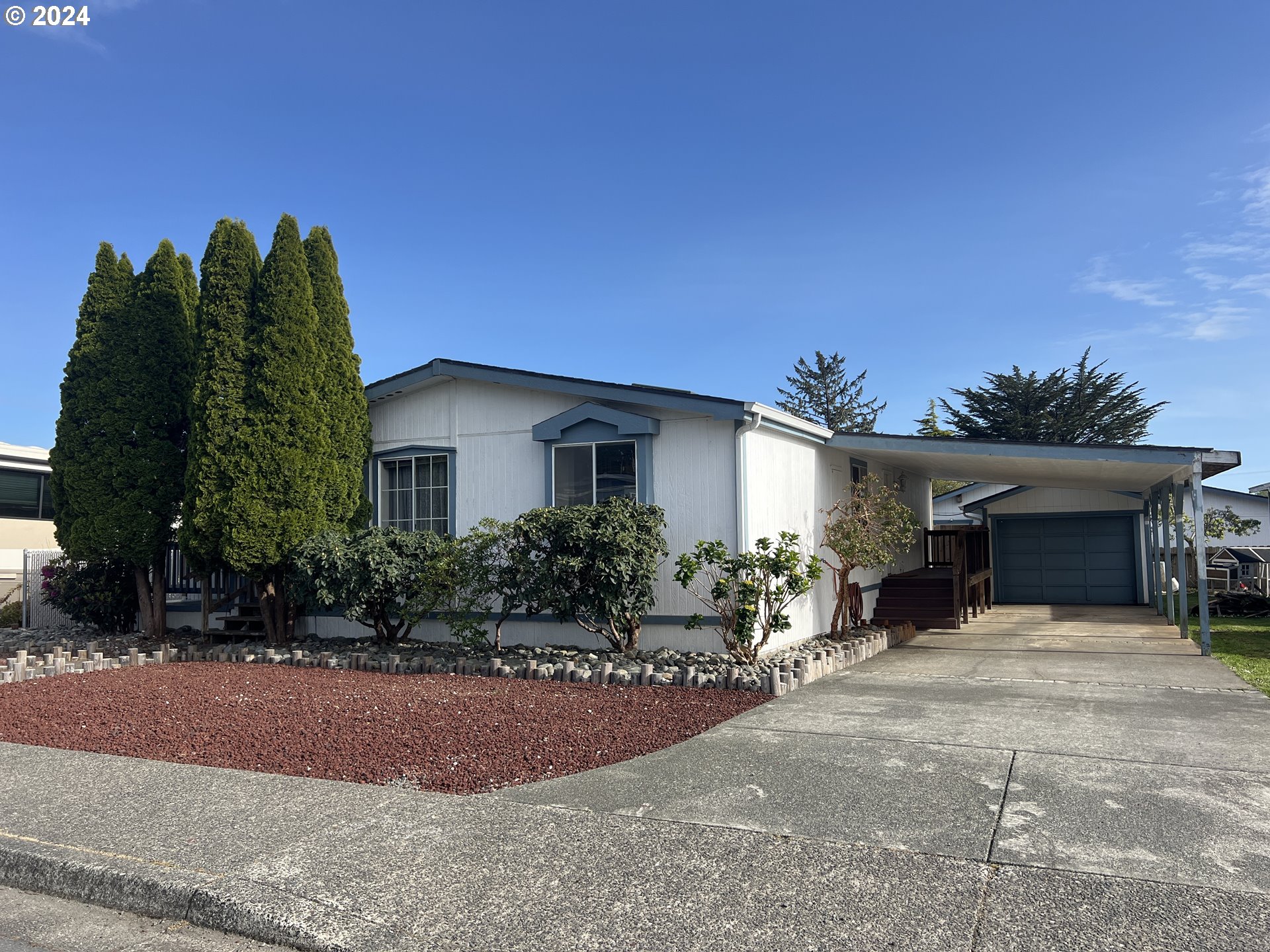 a view of a house with yard and a tree