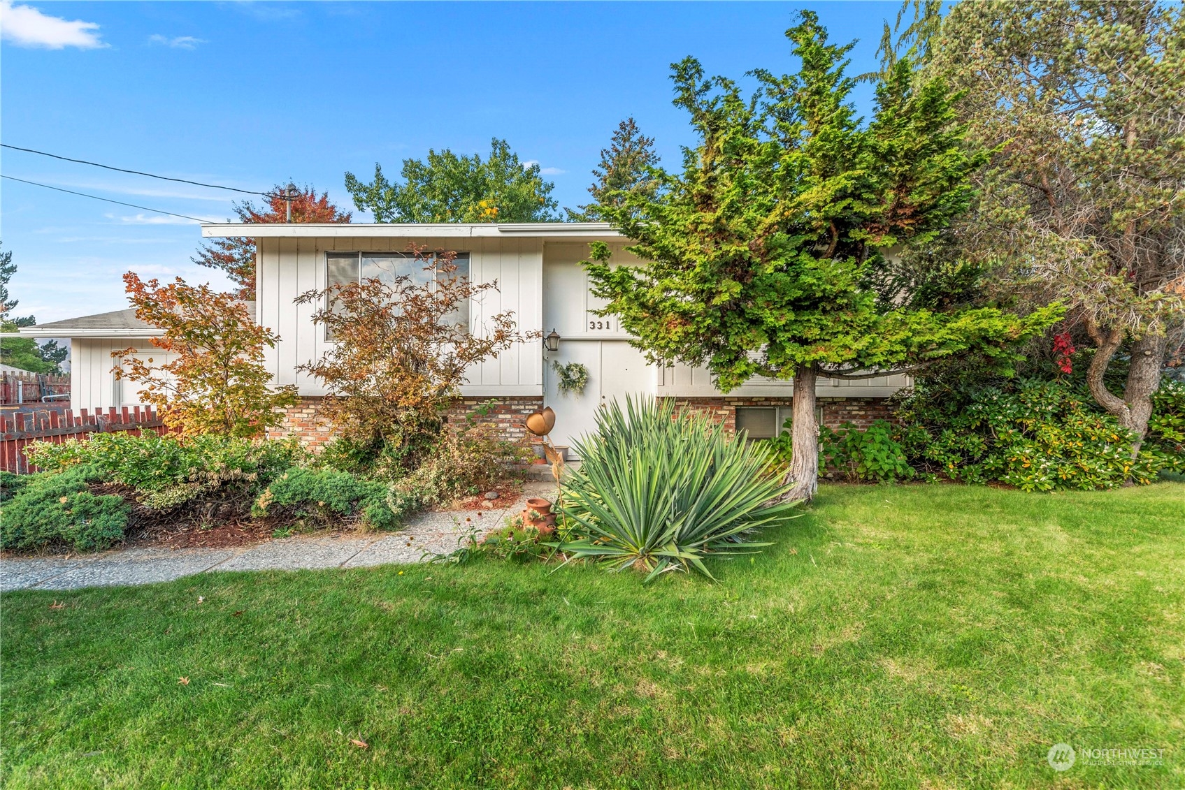 a view of a back yard of the house