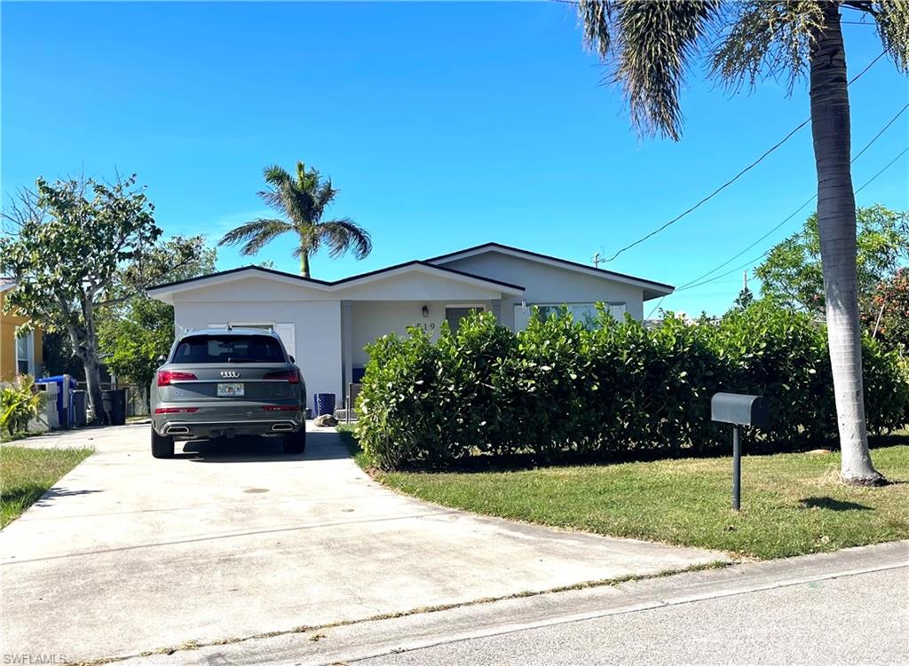 a view of a house with a yard