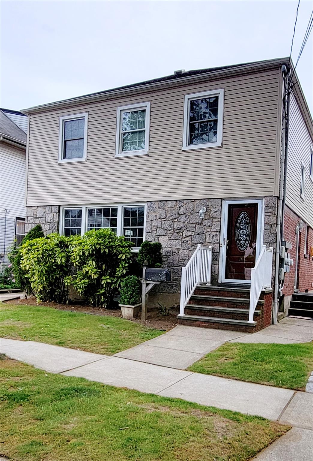 a front view of house with yard