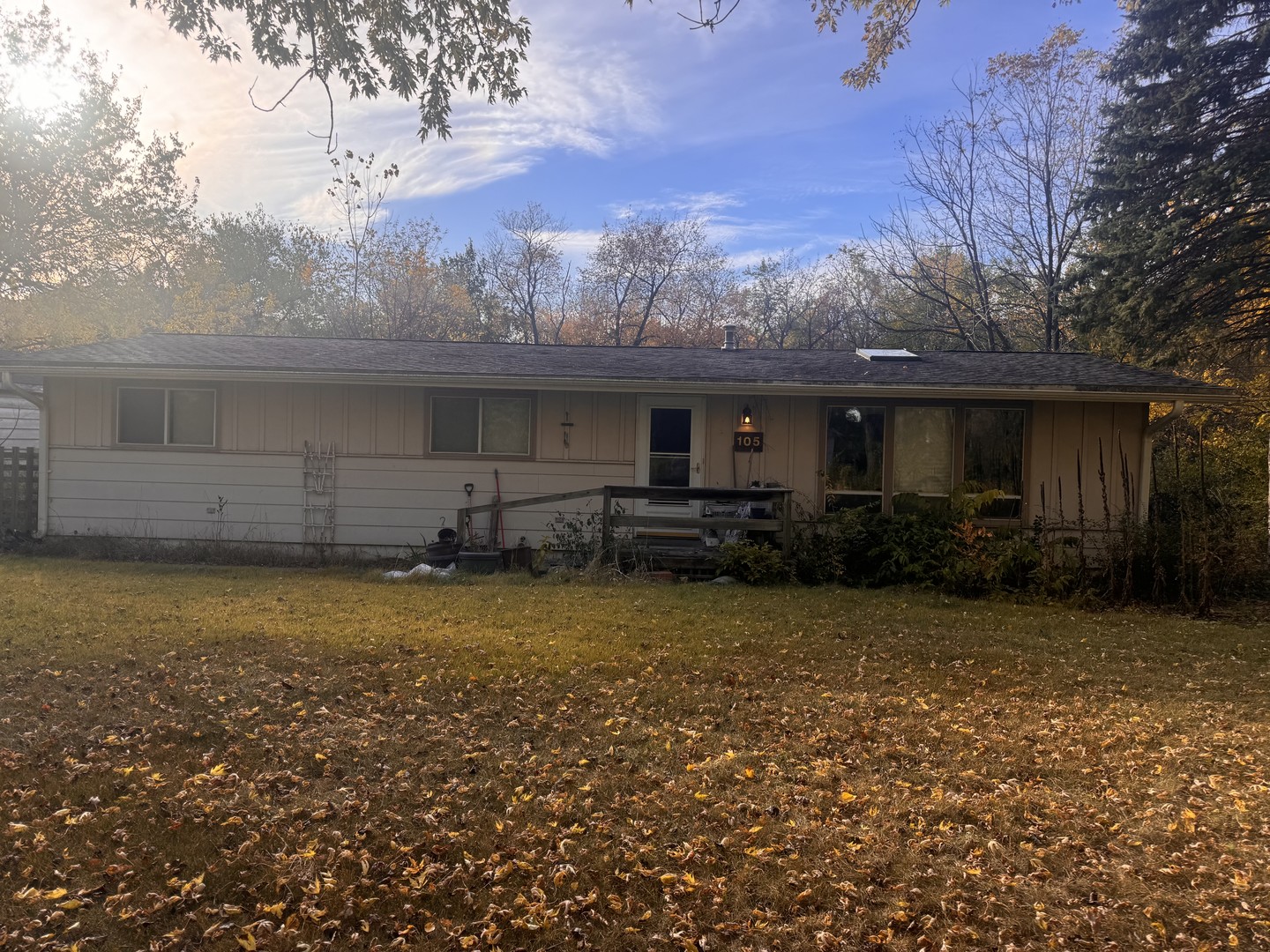 a view of a house with backyard and garden