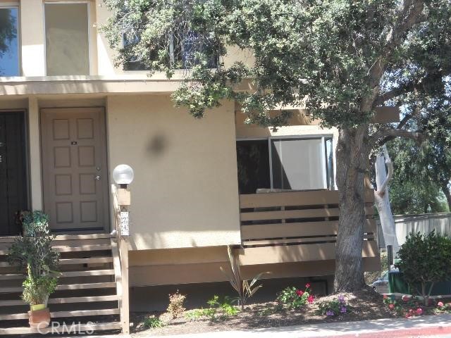 a view of a entrance of the house