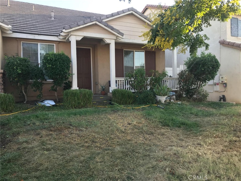 a view of a house with yard and plants