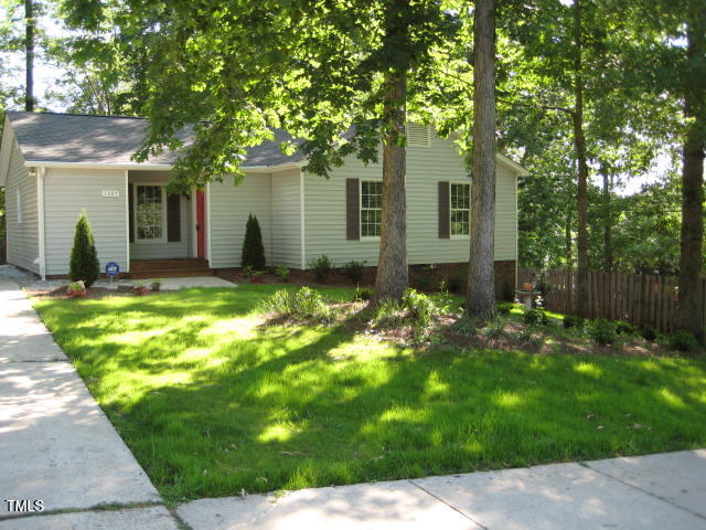 a view of a house with backyard and garden