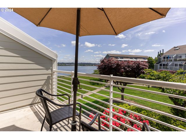 $255,000 | 263 North Hayden Bay Drive | Jantzen Beach Village Condominium