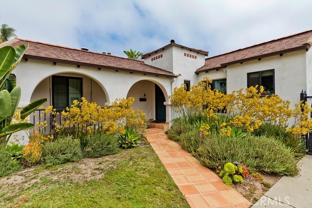 a front view of house with yard