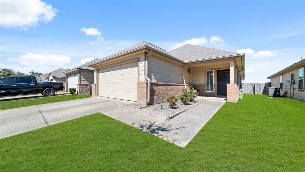 a view of a yard in front of house