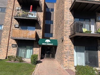 a view of entryway with outdoor kitchen