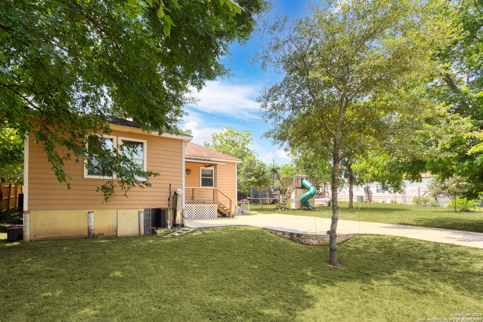 a view of a yard with a house